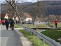 kolona uz potok